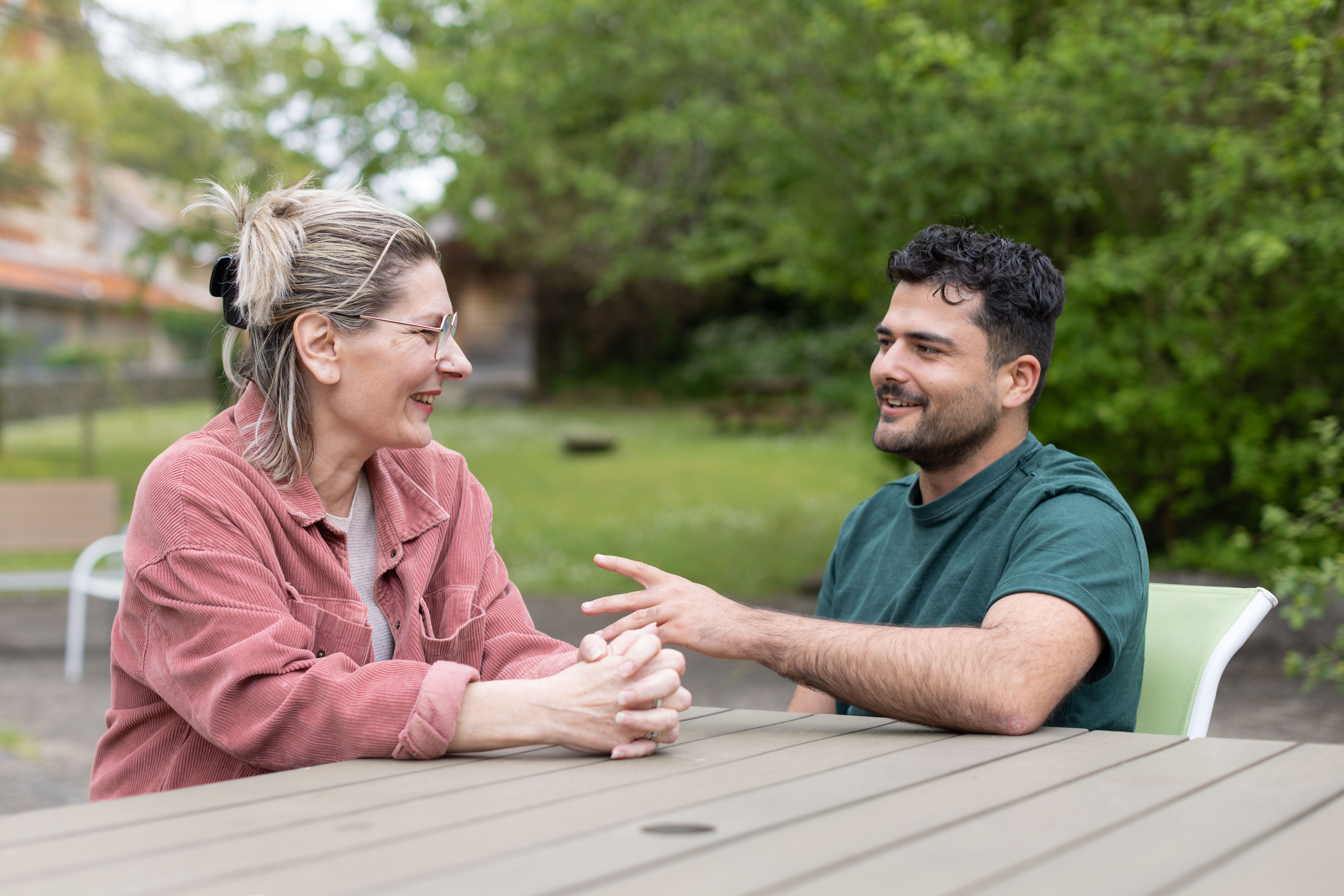 Karine et Enzo en pleine discussion