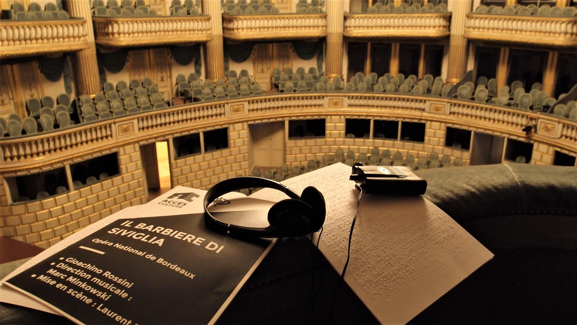 Vue des balcons de l'Opéra National de Bordeaux avec des casques en premier plan