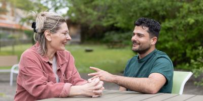 Karine et Enzo en pleine discussion